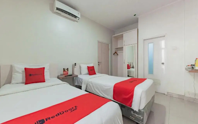 RedDoorz near Pasar Baru Bandung