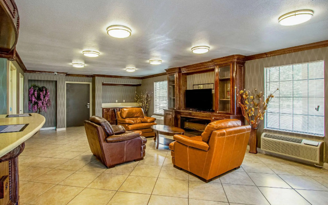 Super 8 by Wyndham Jackson MS Near the Fairgrounds