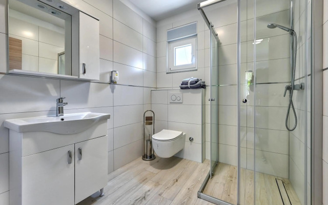 Holiday house Mirna with swimming pool and jacuzzi