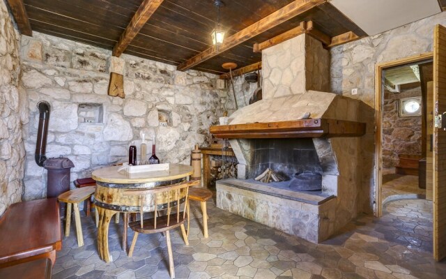 Rustic Stone House Bajeli with Jacuzzi