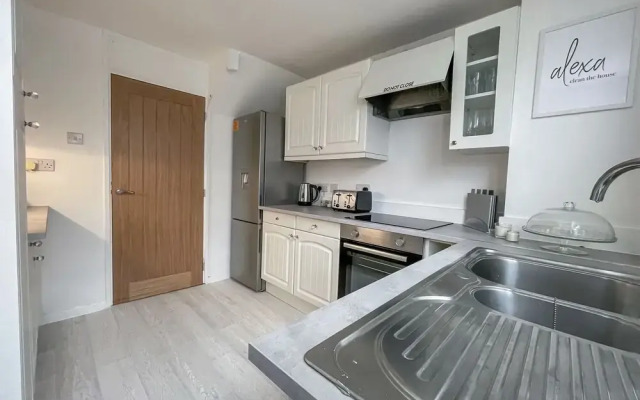 Beautiful Modern & Contemporary Home Close to City