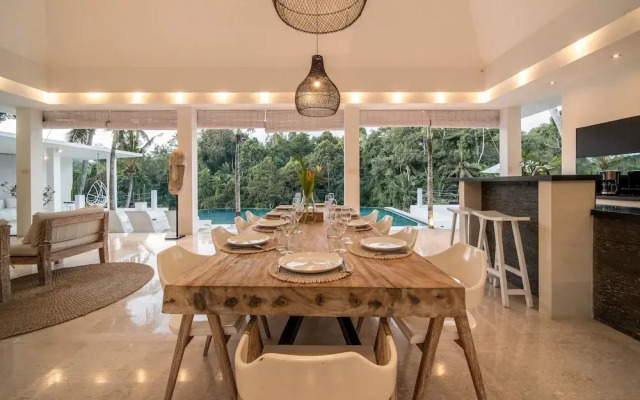 Limitless Jungle Villas Complex, 5 BR, Ubud With Staff