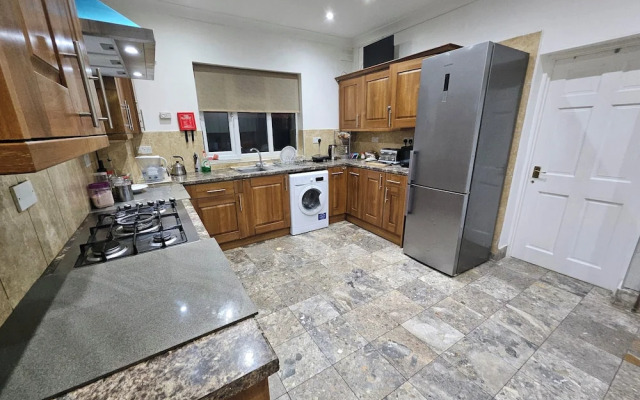 SnoozeDen Wellesley – Near to Slough Station