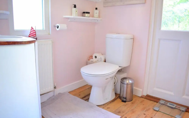 1 Bedroom Home With Private Garden in Barons Court
