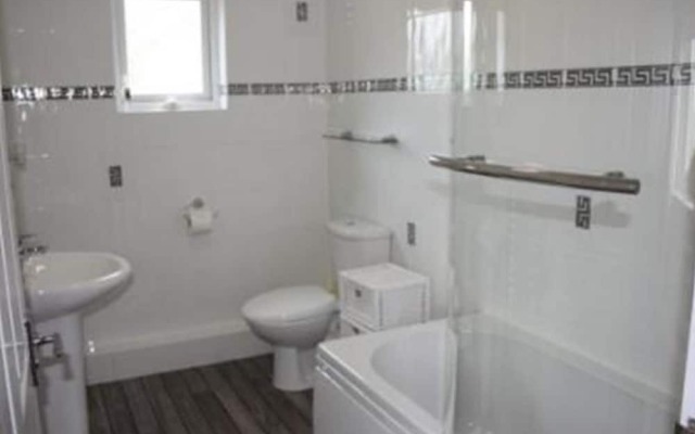 Romantic Apartment in Wisemans Bridge With Terrace
