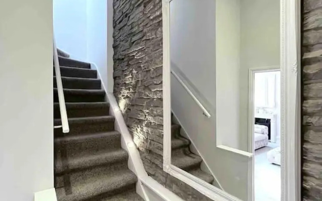 Luxury 3 Bedroom Penthouse w Massive Roof Terrace