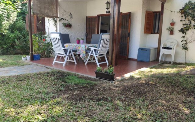 2 bedroom bungalow next Yumbo Center. free parking