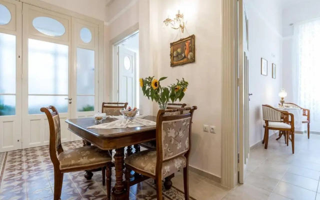 Neoclassical flat with 2 bedrooms in Piraeus