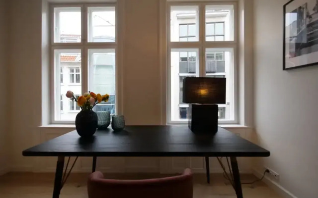 Sanders King - Smart 4-bdr Apt in City Center