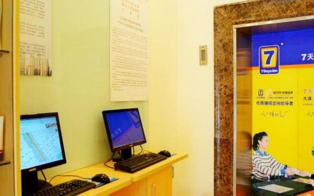 7Days Inn Shanghai Daning International Commercial Plaza YanChang Subway Station