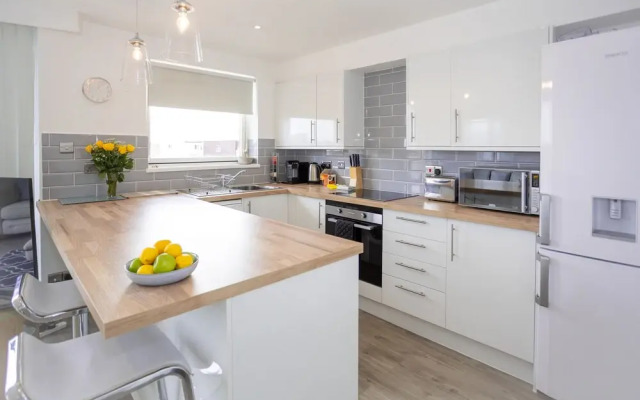 Stunning 2 bed Seaside Apartment With Sea Views