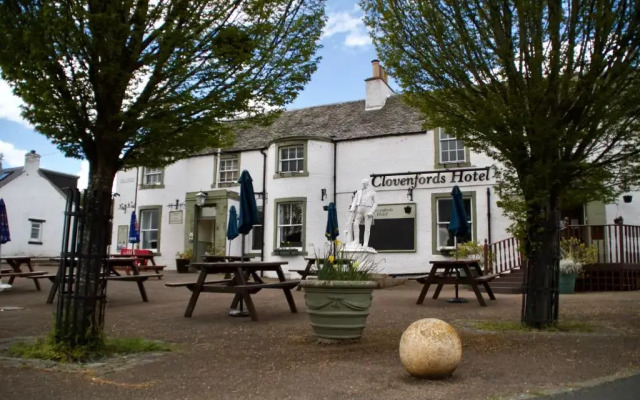 OYO Clovenfords Hotel