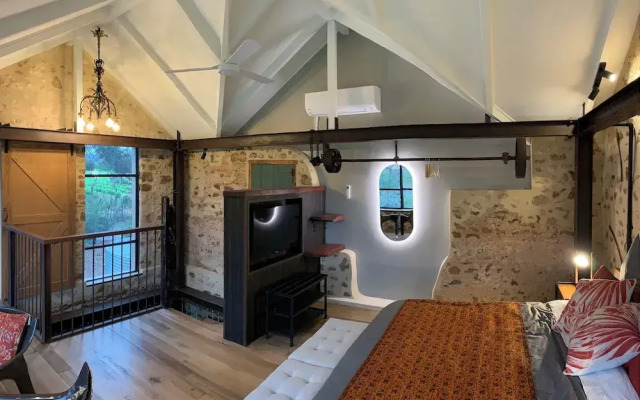 Old Chaff Mill Retreat - - luxury vineyard accommodation