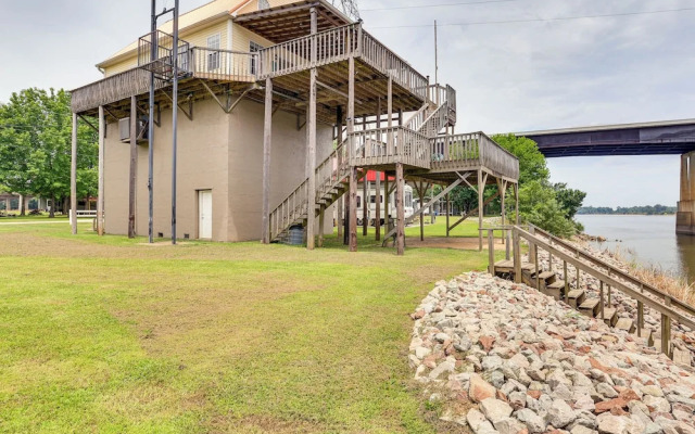 Tennessee River Retreat: Multi-level Deck & Views
