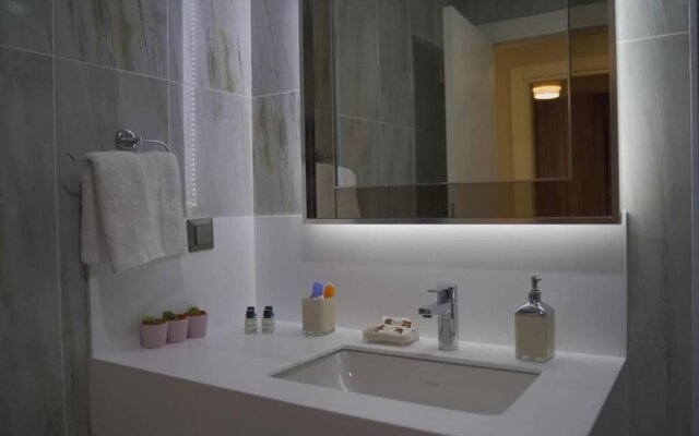 Exclusive Spacious 2 1 Apartment 2 Bathrooms - Core Living