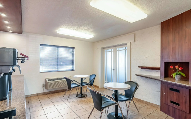 Motel 6 Naperville, IL