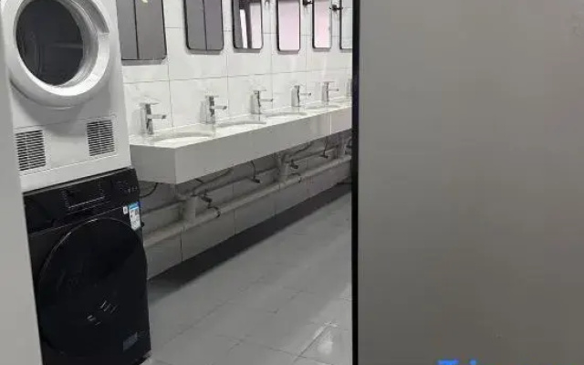 Shenyue International Youth Hostel (Pingzhou Subway Station)