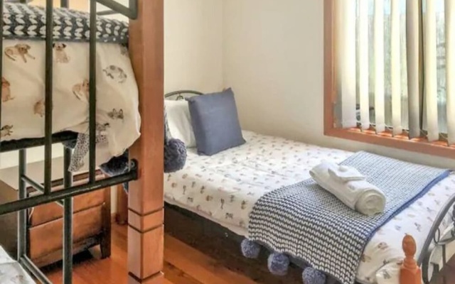 Home Near Shops & Beach – Guest Rooms – Melbourne