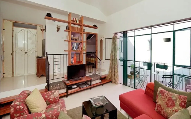 Charming Sunny Haven with Balcony by Sea N Rent