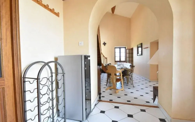 Vintage Farmhouse in Vinzelles with Pool
