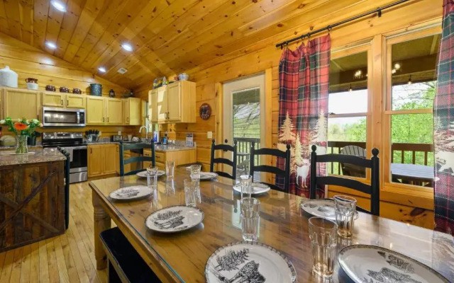 A Wolf's Den Gatlinburg