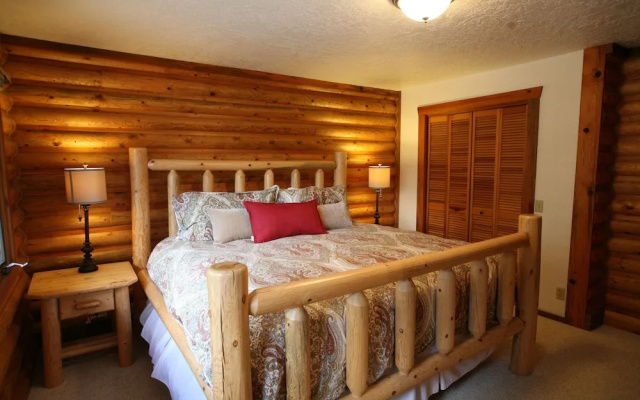 3 Blue Grouse 5 Bedroom Home by Redawning