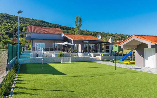 Amazing Home in Siveric with Hot Tub, Sauna & WiFi