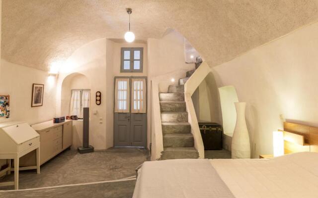 Andreas Cultural Cave House in Imerovigli, Santorini