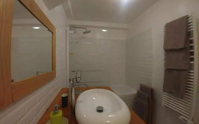 Central & nice ! 3 bedrooms, 2 bathrooms
