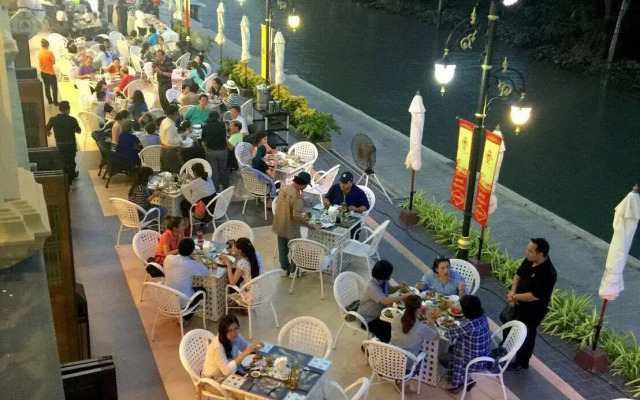 Chuchai Buri Sri Amphawa