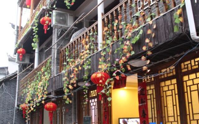 Phoenix Ancient City Yunbian Small Inn