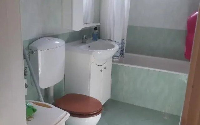 Family 4 rooms apartment in house with garden