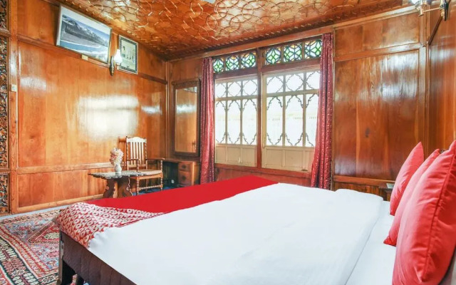 New Maharaja Palace Group of Houseboat's