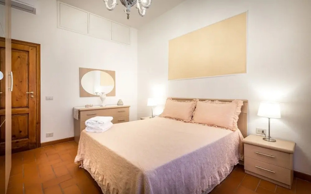 Classic Tuscany Apartment B by Mmega