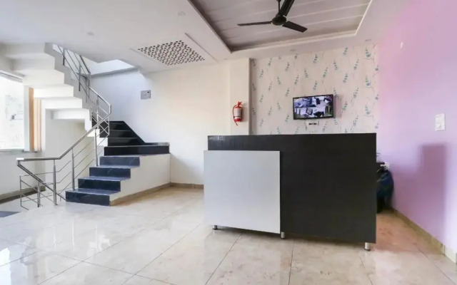 Hotel Red Ark by OYO Rooms