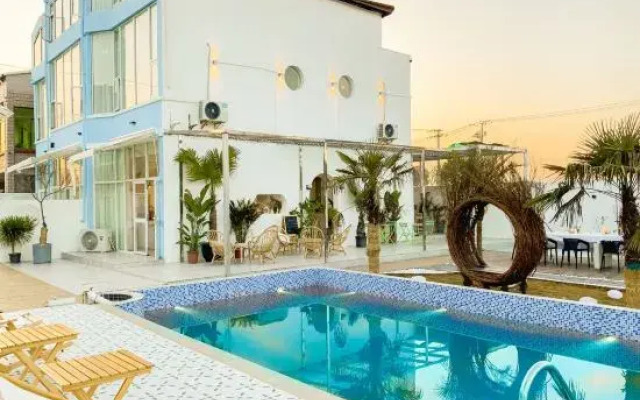 Left bank•la vie Pool Resort