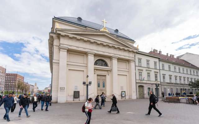 Sunny Studio with balcony in Party District
