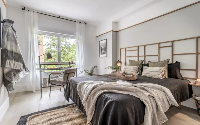 Besalu - 3 Bedrooms and Balcony in Castilla