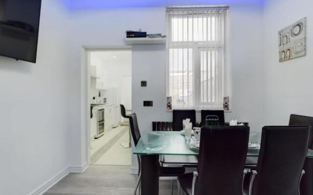 Stunning 4-bed House Fully Refurbished Modern