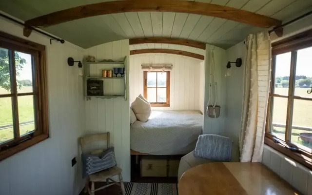 Harbour Ranch Hut - Rustic Countryside Escape