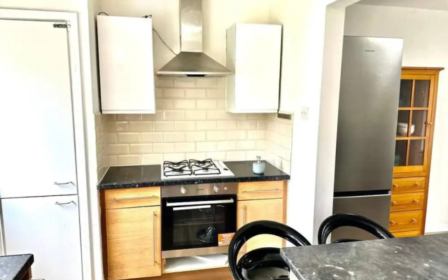 Spacious 3-bed House With car Park Near Heathrow