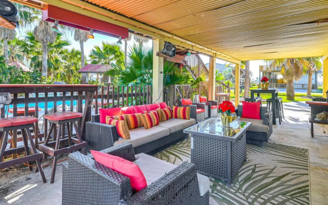 Private Pool, Deck & Patio: Galveston Oasis!