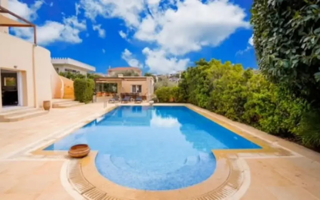 Deluxe 5 Bdrm Villa w Pool Next to the Beach