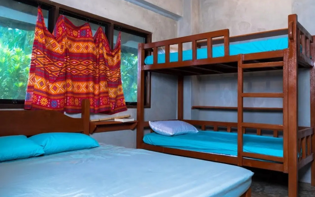 Sinag Hostel - Adults Only