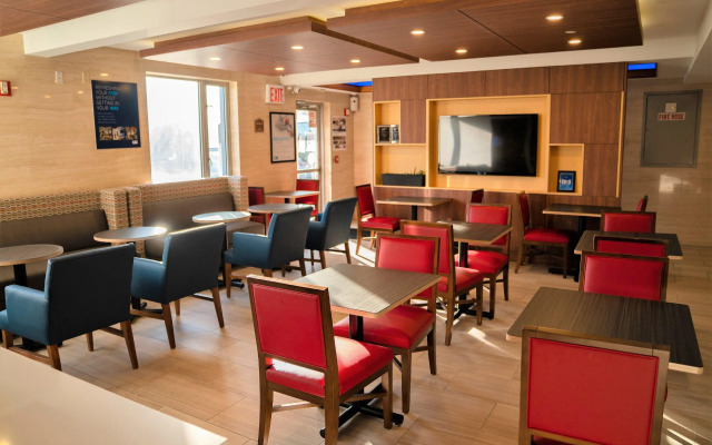 Holiday Inn Express Maspeth, an IHG Hotel