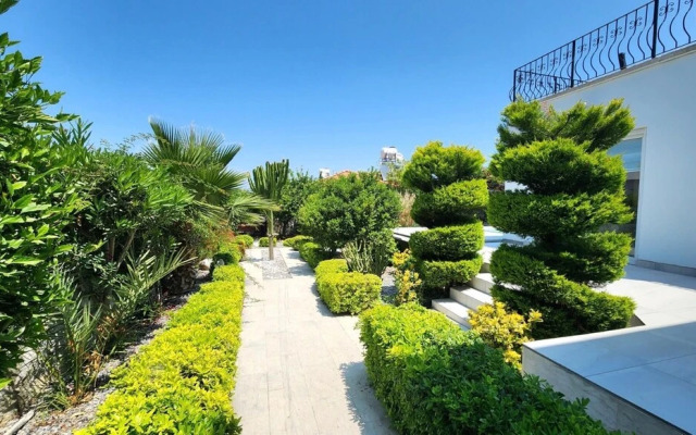 Beautiful Villa Within Easy Distance to Attraction