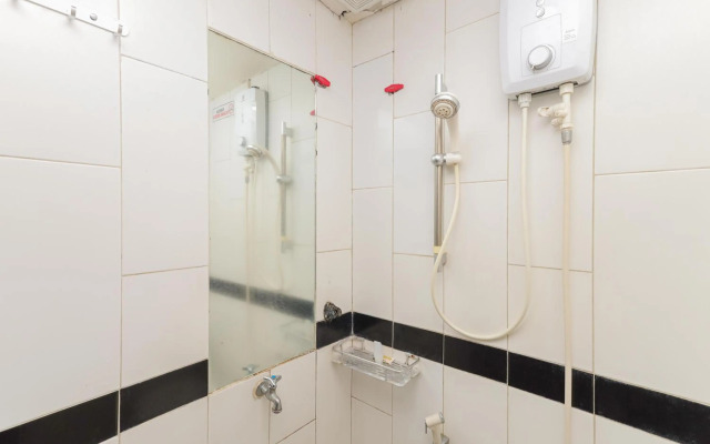 RedDoorz Syariah near Green Park Jatiwarna