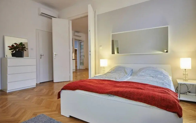 Spacious 1 Bed Basilica Apartment - With Balcony