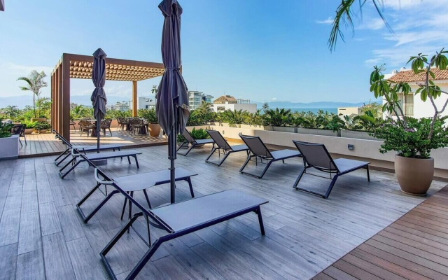 New 1 BR Condo With Amazing Rooftop Pool - Jacuzzi