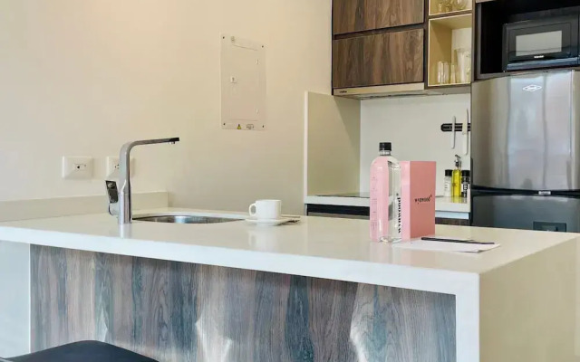 w Sunny 2BR in Modern Building in Chico
